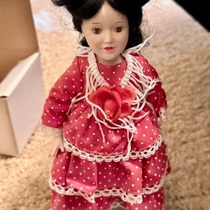 Danbury Mint Dolls of the World, Carmen from Spain in Elegant Traditional Attire